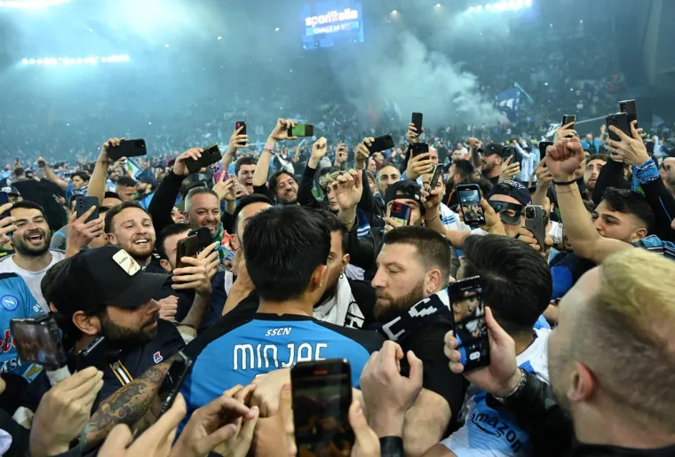 Makljaža ultrasa Udinesea i Napolija &scaron;tapovima za zastave i remenjima: 'Nećete slaviti Scudetto na na&scaron;em terenu'