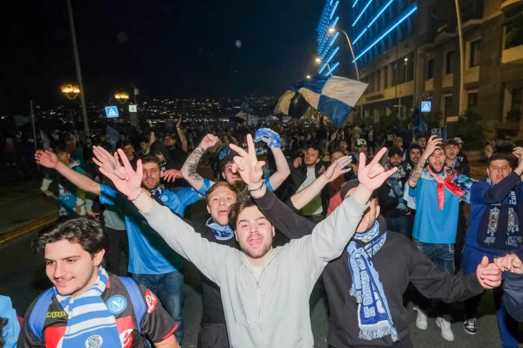 Makljaža ultrasa Udinesea i Napolija &scaron;tapovima za zastave i remenjima: 'Nećete slaviti Scudetto na na&scaron;em terenu'