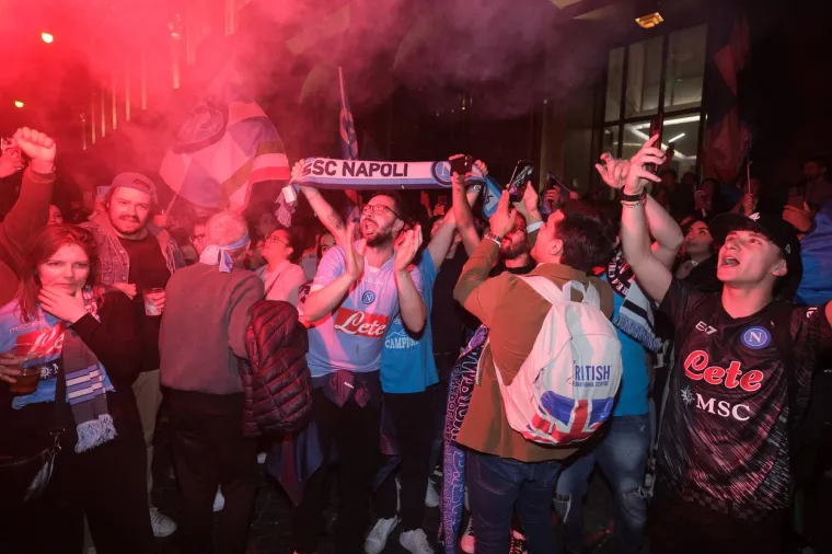 Makljaža ultrasa Udinesea i Napolija &scaron;tapovima za zastave i remenjima: 'Nećete slaviti Scudetto na na&scaron;em terenu'