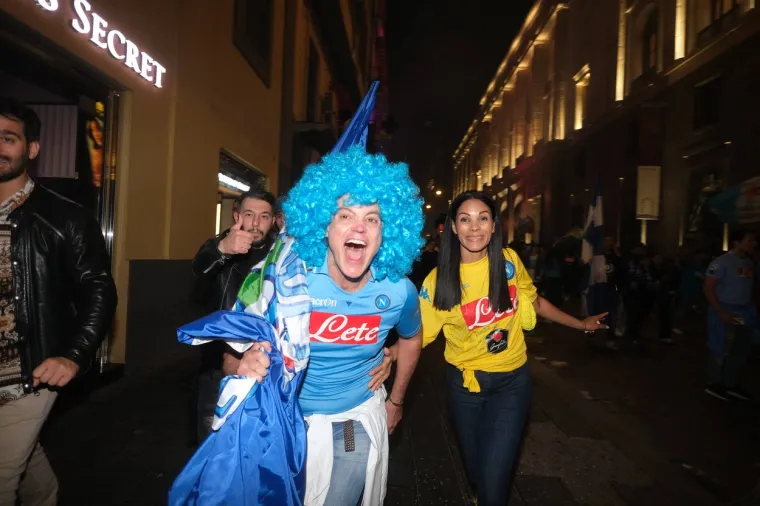Makljaža ultrasa Udinesea i Napolija &scaron;tapovima za zastave i remenjima: 'Nećete slaviti Scudetto na na&scaron;em terenu'
