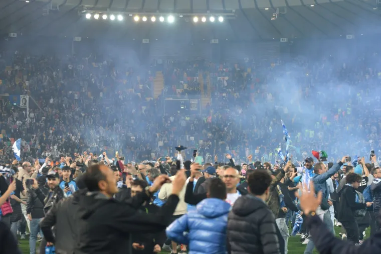 Makljaža ultrasa Udinesea i Napolija &scaron;tapovima za zastave i remenjima: 'Nećete slaviti Scudetto na na&scaron;em terenu'