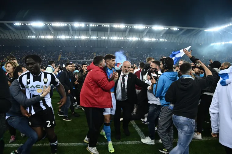 Makljaža ultrasa Udinesea i Napolija &scaron;tapovima za zastave i remenjima: 'Nećete slaviti Scudetto na na&scaron;em terenu'