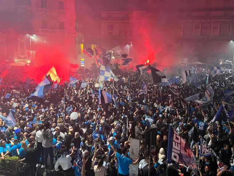 Makljaža ultrasa Udinesea i Napolija &scaron;tapovima za zastave i remenjima: 'Nećete slaviti Scudetto na na&scaron;em terenu'