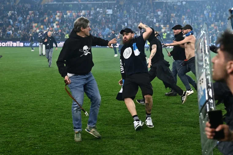 'Rat' ultrasa Udinesea i Napolija na terenu, pogledajte ove scene ludila