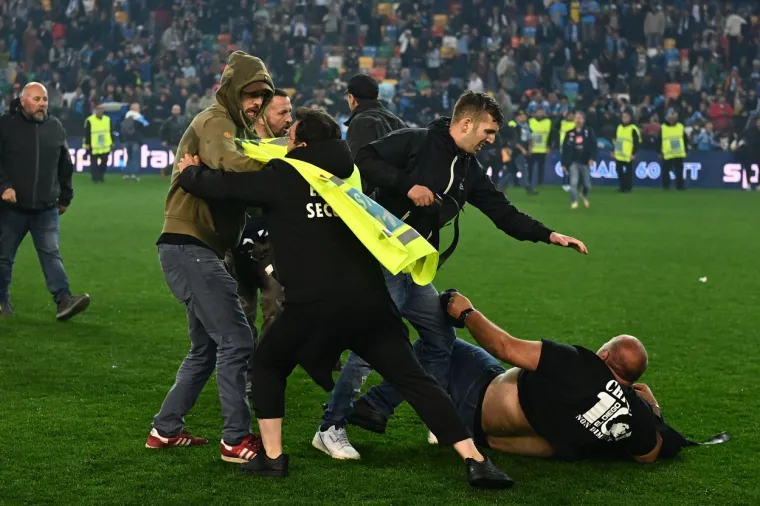 'Rat' ultrasa Udinesea i Napolija na terenu, pogledajte ove scene ludila