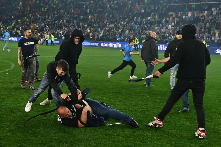 'Rat' ultrasa Udinesea i Napolija na terenu, pogledajte ove scene ludila