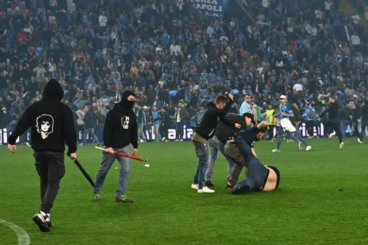 'Rat' ultrasa Udinesea i Napolija na terenu, pogledajte ove scene ludila