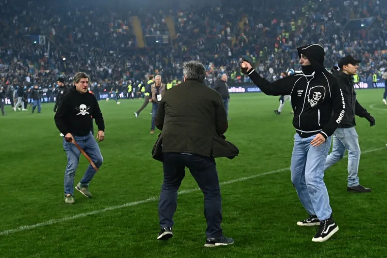 'Rat' ultrasa Udinesea i Napolija na terenu, pogledajte ove scene ludila