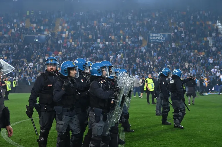 'Rat' ultrasa Udinesea i Napolija na terenu, pogledajte ove scene ludila
