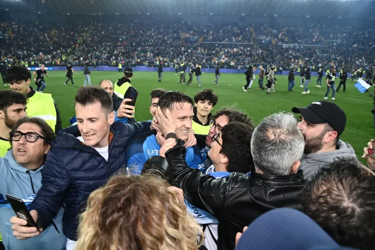 'Rat' ultrasa Udinesea i Napolija na terenu, pogledajte ove scene ludila