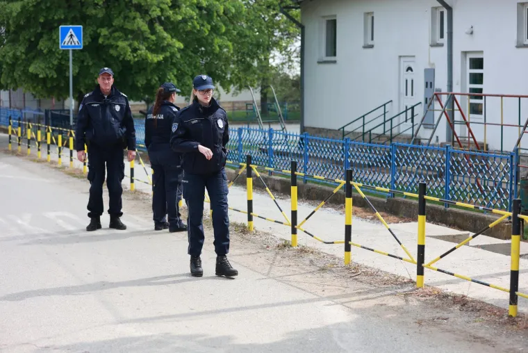 Ovo je mjesto na kojem je počeo krvavi pohod Uroša B. Tragovi krvi su posvuda, policija osigurava područje