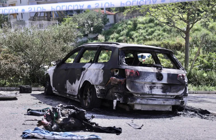 Tijekom noći na parkiralištu u potpunosti izgorio automobil, pogledajte fotografije