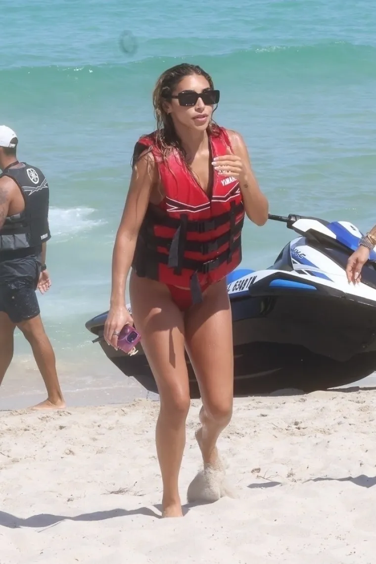 Slavna DJ-ica paradirala u bikiniju i 'jahala' po jet-skiju, a zbog lascivnih poza dokazala se kao 'kraljica provokacije'