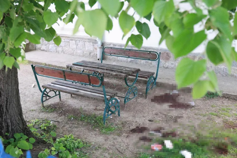 Ovdje je Uroš B. presudio policajcu i njegovoj sestri! Tragovi krvi kod klupica jezivi su podsjetnik na sinoćnji masakr: 'Pucao im je u potiljak'