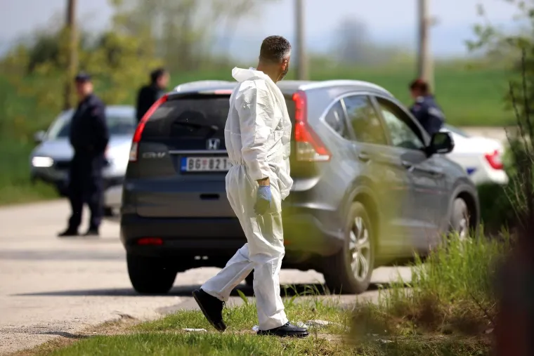 Ovdje je Uroš B. presudio policajcu i njegovoj sestri! Tragovi krvi kod klupica jezivi su podsjetnik na sinoćnji masakr: 'Pucao im je u potiljak'