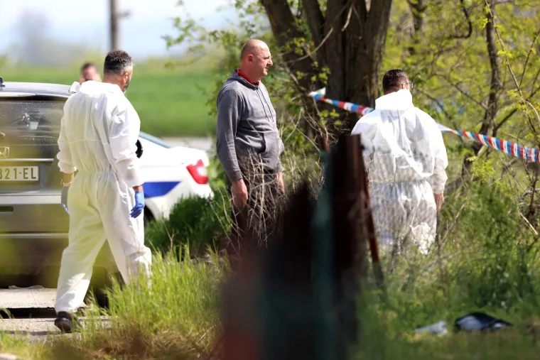 Ovdje je Uroš B. presudio policajcu i njegovoj sestri! Tragovi krvi kod klupica jezivi su podsjetnik na sinoćnji masakr: 'Pucao im je u potiljak'