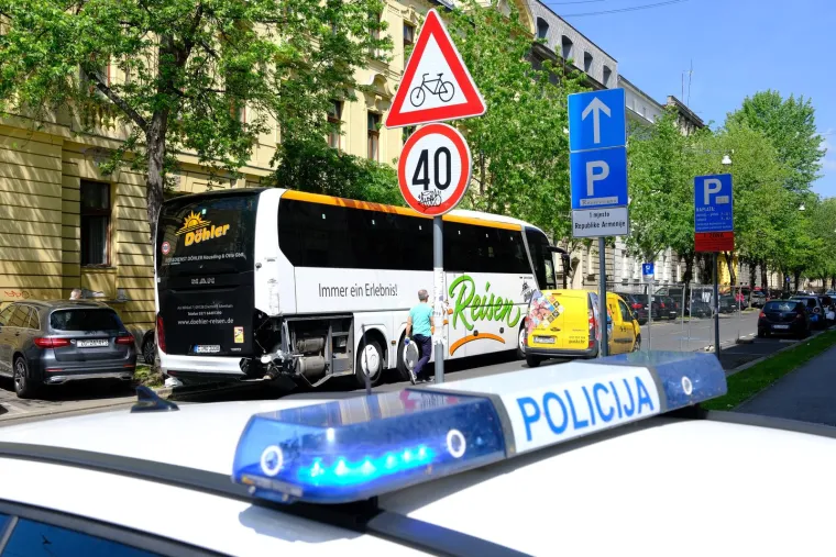 Sudarili se autobus i tramvaj u Zagrebu. Jedna osoba ozlijeđena