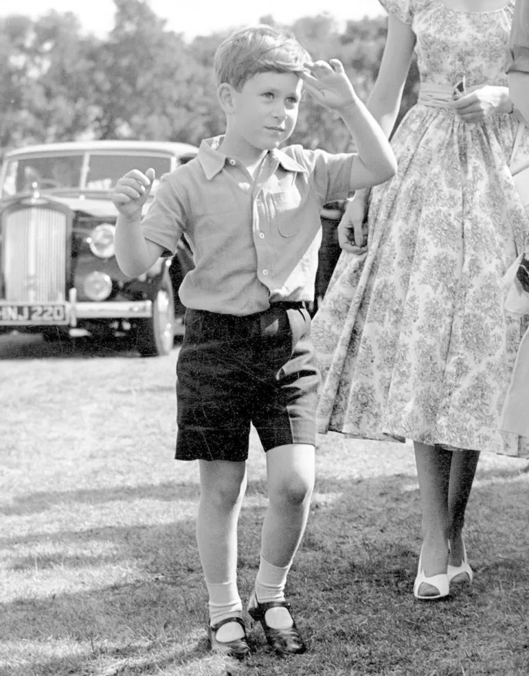 Za manje od 24 sata i službeno će biti okrunjen, ove godine će napuniti 75 godina, a ovako je izgledao u djetinjstvu