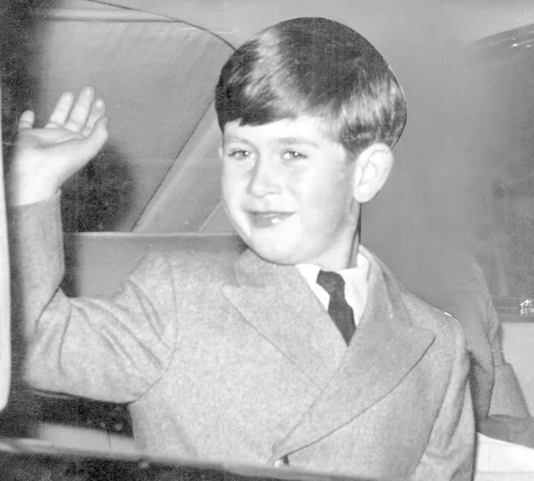 Za manje od 24 sata i službeno će biti okrunjen, ove godine će napuniti 75 godina, a ovako je izgledao u djetinjstvu