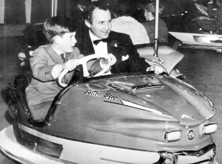 Za manje od 24 sata i službeno će biti okrunjen, ove godine će napuniti 75 godina, a ovako je izgledao u djetinjstvu