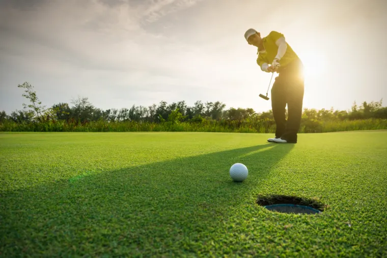 Bavite se golfom i dobit ćete dodatnih pet godina života. Izlazak u prirodu dobra je zabava koja može produljiti vaš životni vijek. Švedska studija pokazala je da golferi žive u prosjeku pet godina duže od onih koji ne igraju golf. To je zbog kombinacije tjelovježbe, druženja i blagodati boravka na otvorenom za mentalno zdravlje.