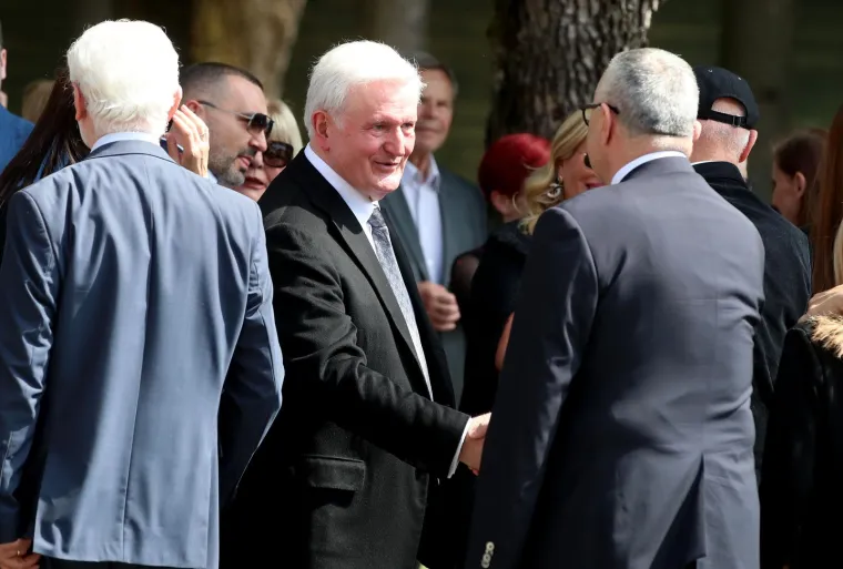 Posljednji ispraćaj Nikice Valentića na Mirogoju: Pogledajte tko je sve došao, od ministara do poduzetnika