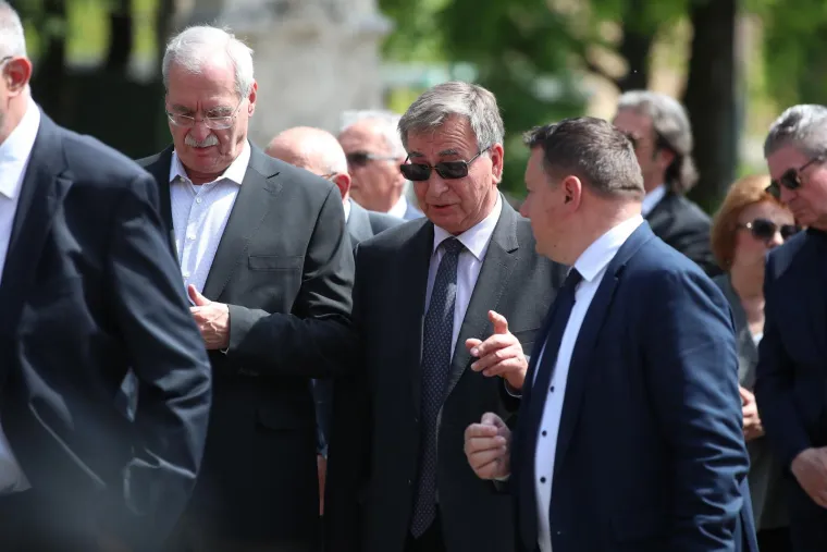 Posljednji ispraćaj Nikice Valentića na Mirogoju: Pogledajte tko je sve došao, od ministara do poduzetnika