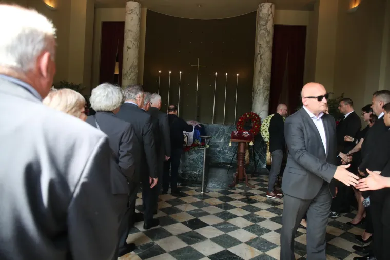Posljednji ispraćaj Nikice Valentića na Mirogoju: Pogledajte tko je sve došao, od ministara do poduzetnika