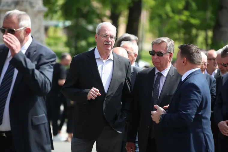 Posljednji ispraćaj Nikice Valentića na Mirogoju: Pogledajte tko je sve došao, od ministara do poduzetnika