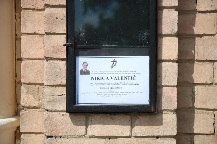 Posljednji ispraćaj Nikice Valentića na Mirogoju: Pogledajte tko je sve došao, od ministara do poduzetnika