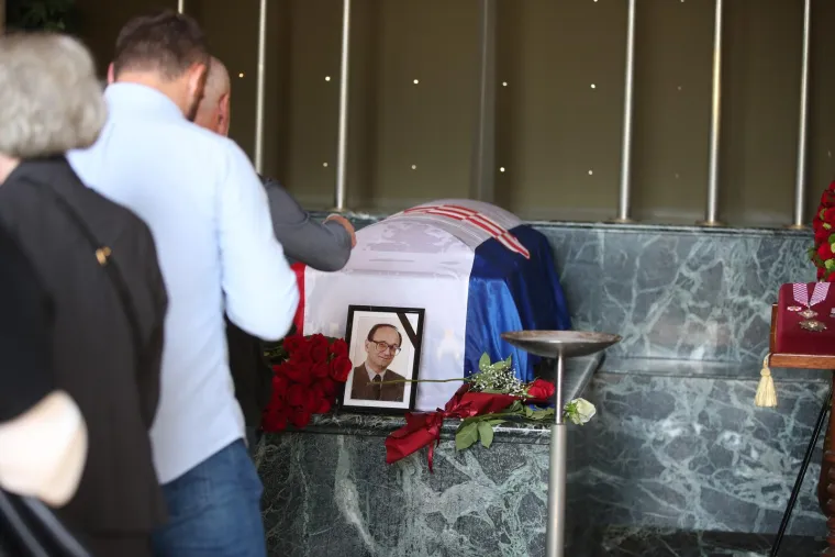 Posljednji ispraćaj Nikice Valentića na Mirogoju: Pogledajte tko je sve došao, od ministara do poduzetnika