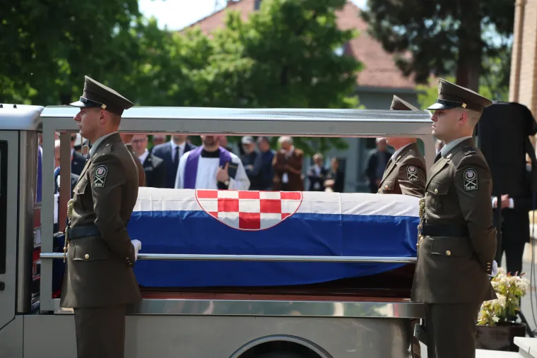Pokopan Nikica Valentić: Od bivšeg premijera se oprostio cijeli državni vrh i društvena elita. Stigao i Todorić