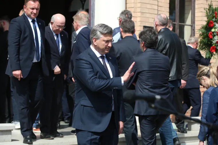 Pokopan Nikica Valentić: Od biv&scaron;eg premijera se oprostio cijeli državni vrh i dru&scaron;tvena elita. Stigao i Todorić