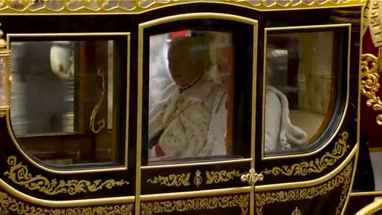 Pogledajte procesiju od Buckinghamske palače do opatije. Okupljena gomila u ekstazi pozdravlja kraljevski par!