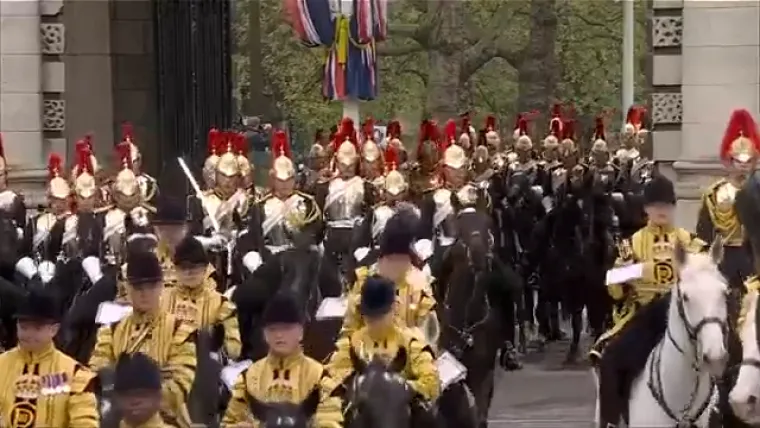 Pogledajte procesiju od Buckinghamske palače do opatije. Okupljena gomila u ekstazi pozdravlja kraljevski par!