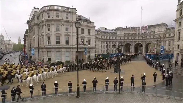 Pogledajte procesiju od Buckinghamske palače do opatije. Okupljena gomila u ekstazi pozdravlja kraljevski par!