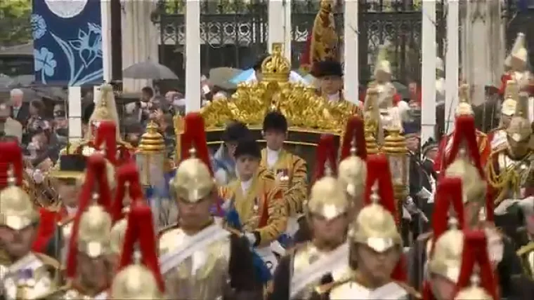 Pogledajte procesiju od Buckinghamske palače do opatije. Okupljena gomila u ekstazi pozdravlja kraljevski par!