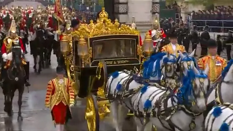 Pogledajte procesiju od Buckinghamske palače do opatije. Okupljena gomila u ekstazi pozdravlja kraljevski par!