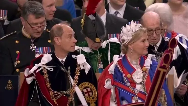 Pogledajte trenutak kad je Charles ušao u opatiju. Prije njega unijeli su krunu svetog Edwarda
