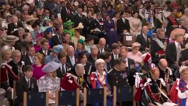 Pogledajte trenutak kad je Charles ušao u opatiju. Prije njega unijeli su krunu svetog Edwarda