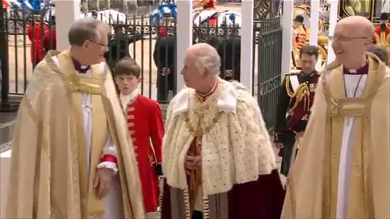 Pogledajte trenutak kad je Charles ušao u opatiju. Prije njega unijeli su krunu svetog Edwarda