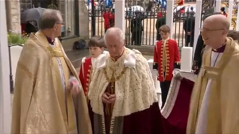 Pogledajte trenutak kad je Charles ušao u opatiju. Prije njega unijeli su krunu svetog Edwarda