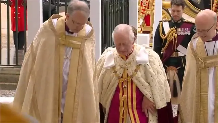 Pogledajte trenutak kad je Charles ušao u opatiju. Prije njega unijeli su krunu svetog Edwarda