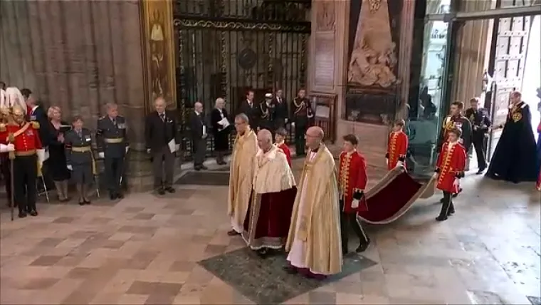 Pogledajte trenutak kad je Charles ušao u opatiju. Prije njega unijeli su krunu svetog Edwarda
