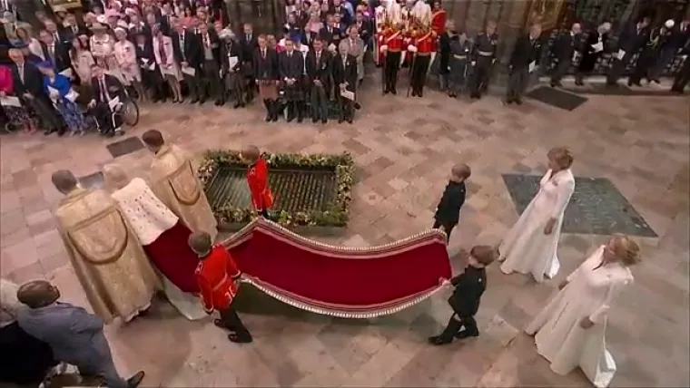 Pogledajte trenutak kad je Charles ušao u opatiju. Prije njega unijeli su krunu svetog Edwarda