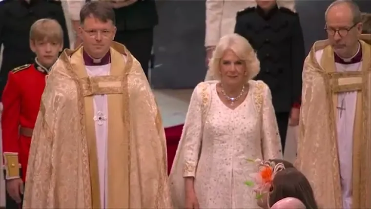 Pogledajte trenutak kad je Charles ušao u opatiju. Prije njega unijeli su krunu svetog Edwarda