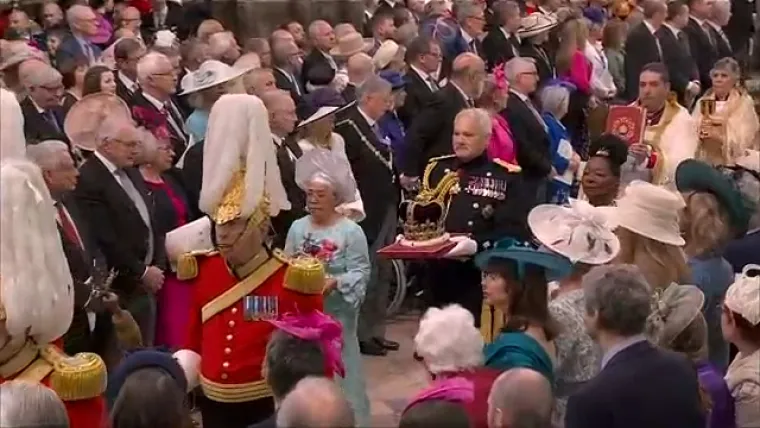 Pogledajte trenutak kad je Charles ušao u opatiju. Prije njega unijeli su krunu svetog Edwarda