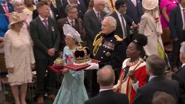 Pogledajte trenutak kad je Charles ušao u opatiju. Prije njega unijeli su krunu svetog Edwarda