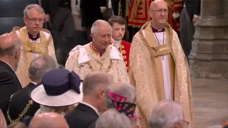 Pogledajte trenutak kad je Charles u&scaron;ao u opatiju. Prije njega unijeli su krunu svetog Edwarda