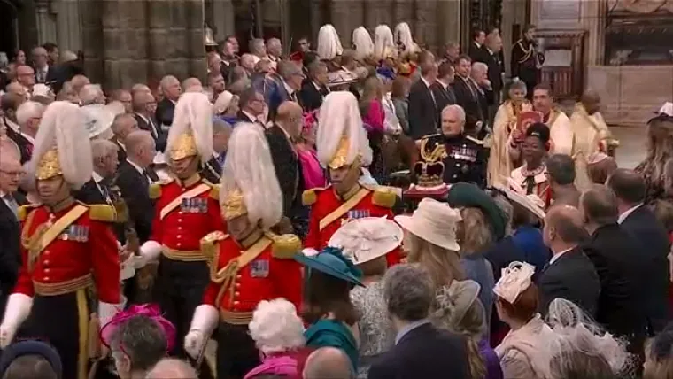Pogledajte trenutak kad je Charles u&scaron;ao u opatiju. Prije njega unijeli su krunu svetog Edwarda
